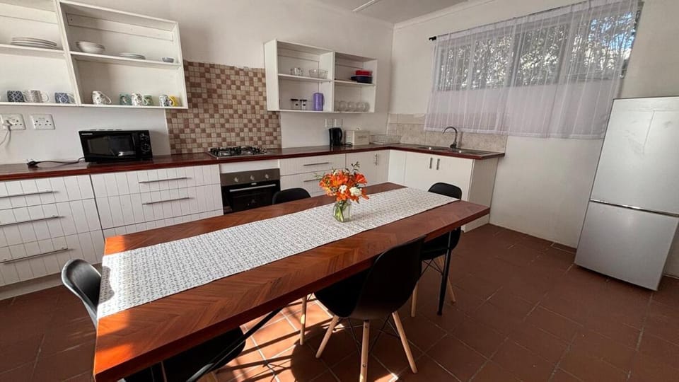 Kitchen or kitchenette, Dining area, oven, stove