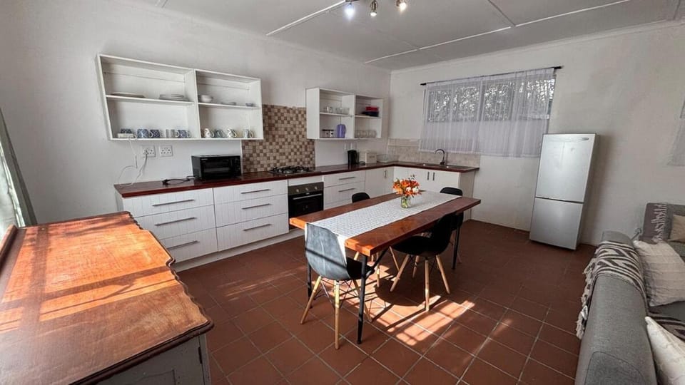 Kitchen or kitchenette, Dining area, oven