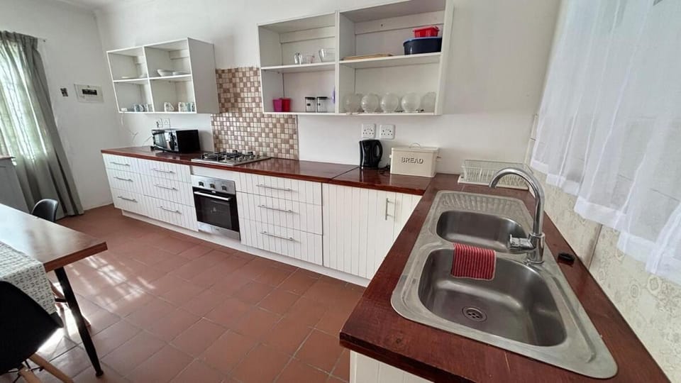 Coffee/tea facilities, Kitchen or kitchenette, oven, stove, toaster