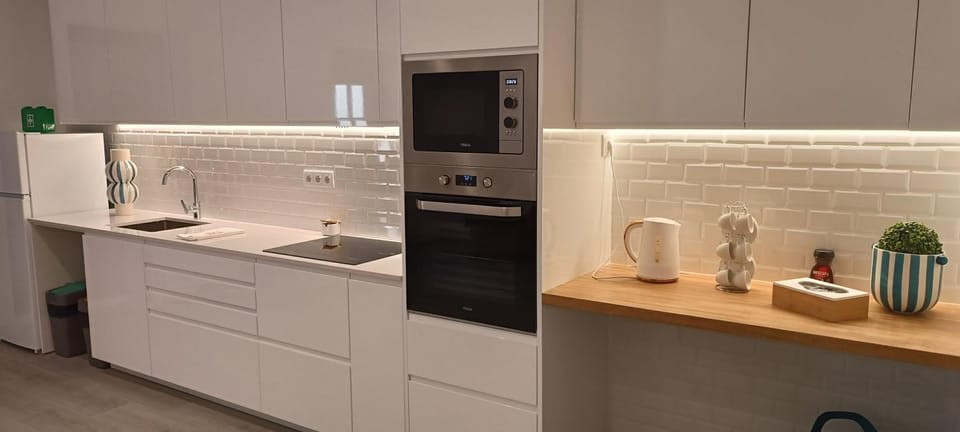 Coffee/tea facilities, Kitchen or kitchenette, oven, stove