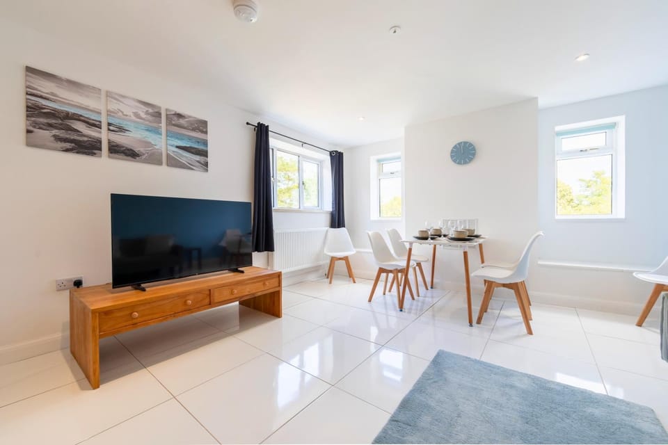 TV and multimedia, Seating area, Dining area