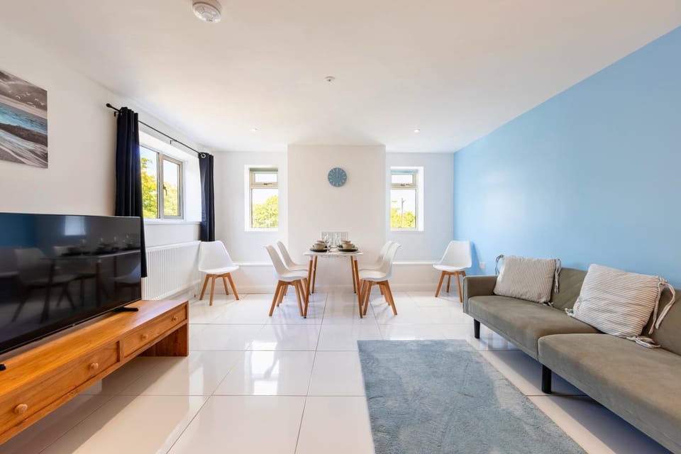 TV and multimedia, Seating area, Dining area