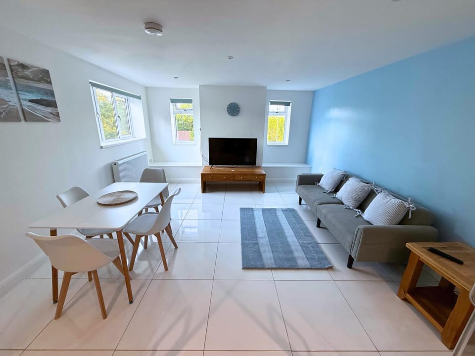 Communal lounge/ TV room, TV and multimedia, Seating area, Dining area