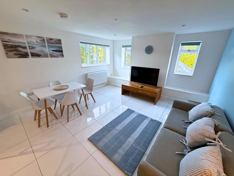 Communal lounge/ TV room, TV and multimedia, Seating area, Dining area