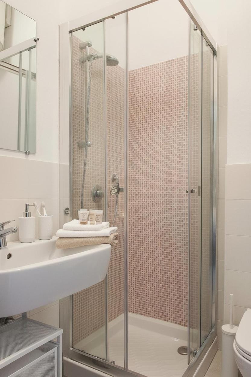 Shower, Toilet, Bathroom, towels