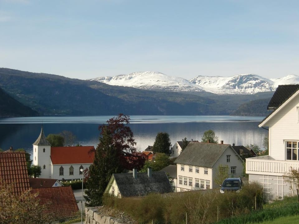 Quiet Fjord House in Utvik with Panoramic Views, Spacious and Private House in Vestland