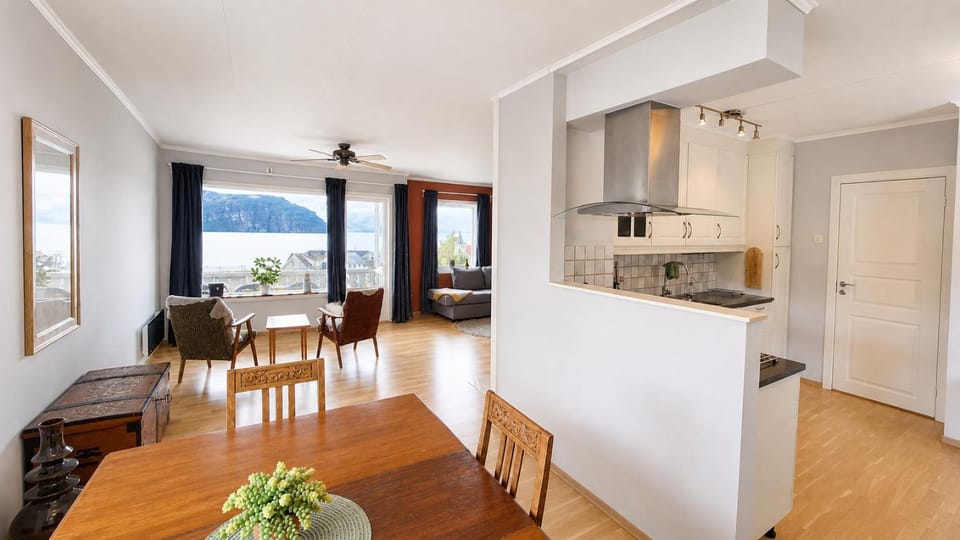 Quiet Fjord House in Utvik with Panoramic Views, Spacious and Private House in Vestland