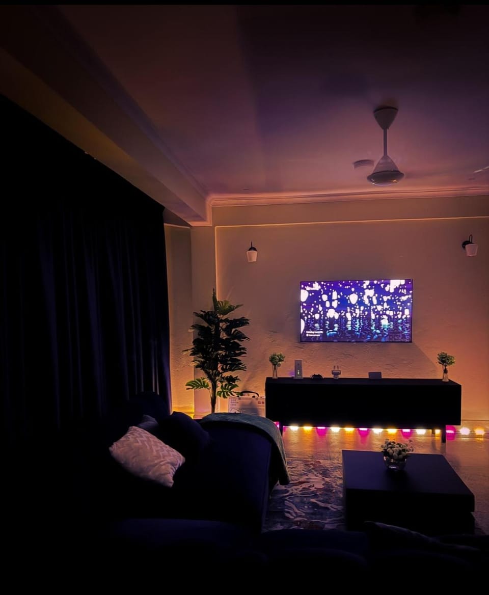Communal lounge/ TV room, TV and multimedia, Living room, Seating area, Evening entertainment