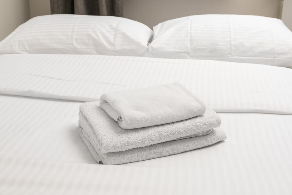 Bed, Bedroom, towels