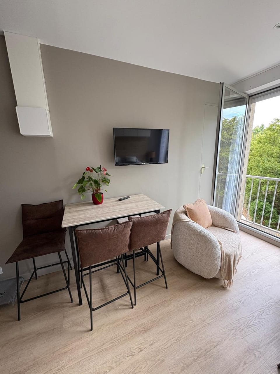 Living room, Dining area