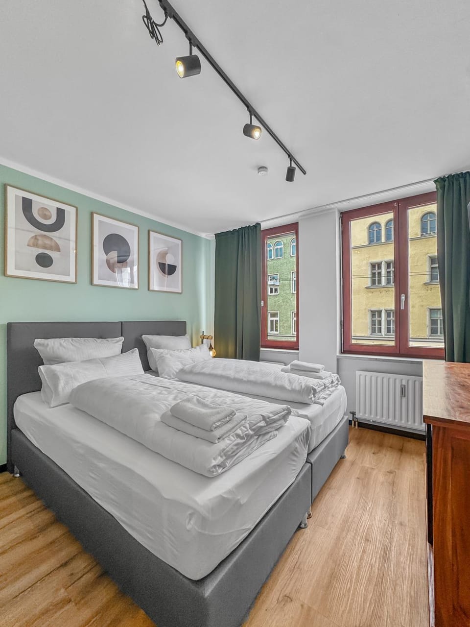 Bed, Bedroom, internet, towels