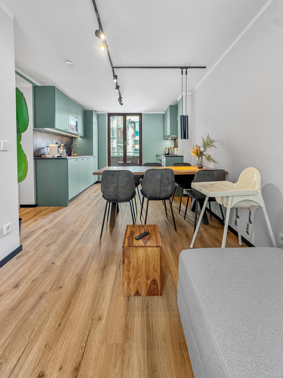 Kitchen or kitchenette, Living room, Seating area, Dining area