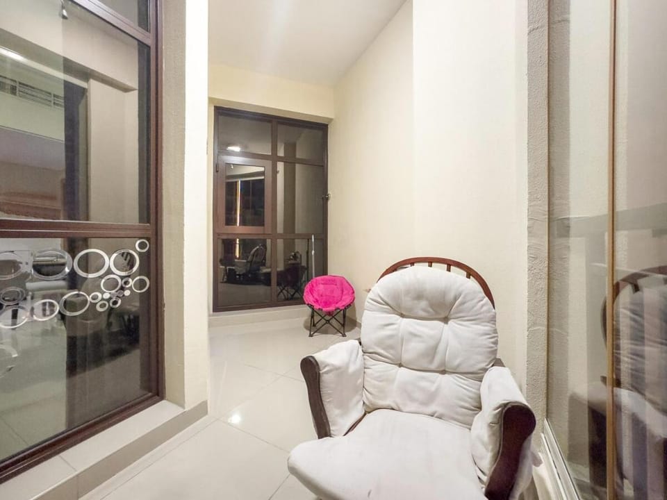 Dubai 1BR Balcony Views Near Miracle Garden Apartment in Dubai