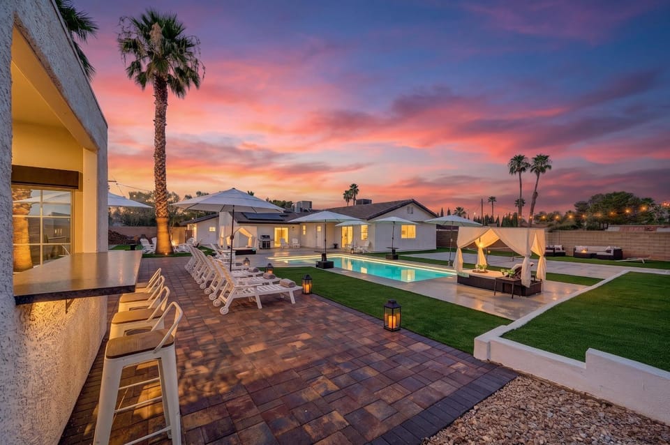 Property building, Patio, Day, Natural landscape, Garden, Lounge or bar, Garden view, Garden view, Pool view, Area and facilities, Swimming pool, Sunrise, Sunset, minibar, sunbed