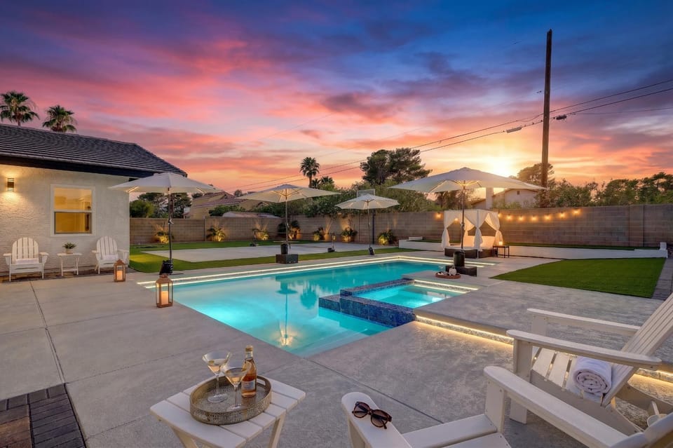 Property building, Patio, Day, Natural landscape, Hot Tub, Hot Tub, Pool view, Swimming pool, Sunrise, Sunset, Bath, furniture, sunbed