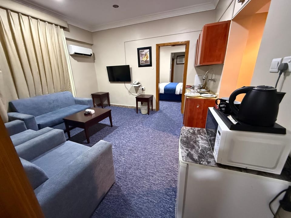 Coffee/tea facilities, Kitchen or kitchenette, Living room, Seating area, minibar