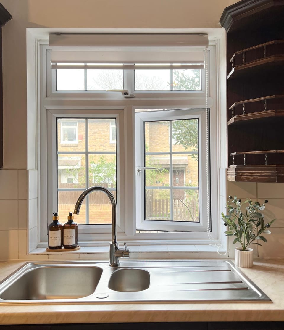 3 BR House - Near Tower Bridge - 5 min to Station wt AC House in London Borough of Southwark