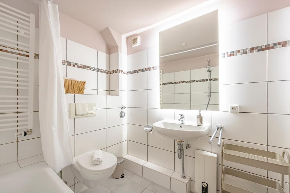 Toilet, Bathroom, heating, towels