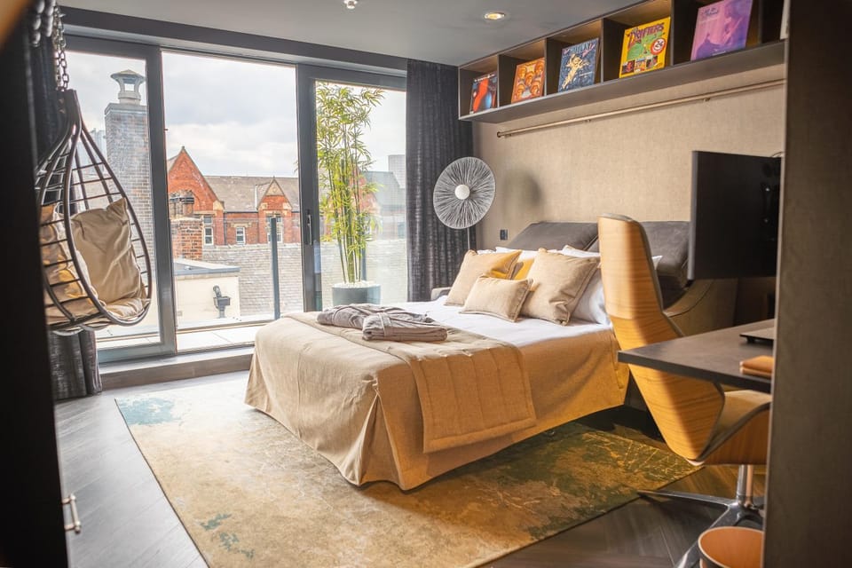 SAINT PAUL - Unrivalled 3BR Penthouse Apartment with Hot Tub Leeds Apartment in Leeds