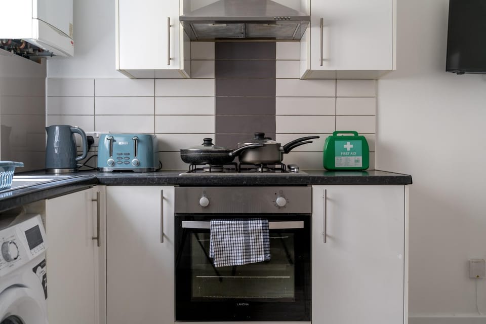 Coffee/tea facilities, Kitchen or kitchenette, oven