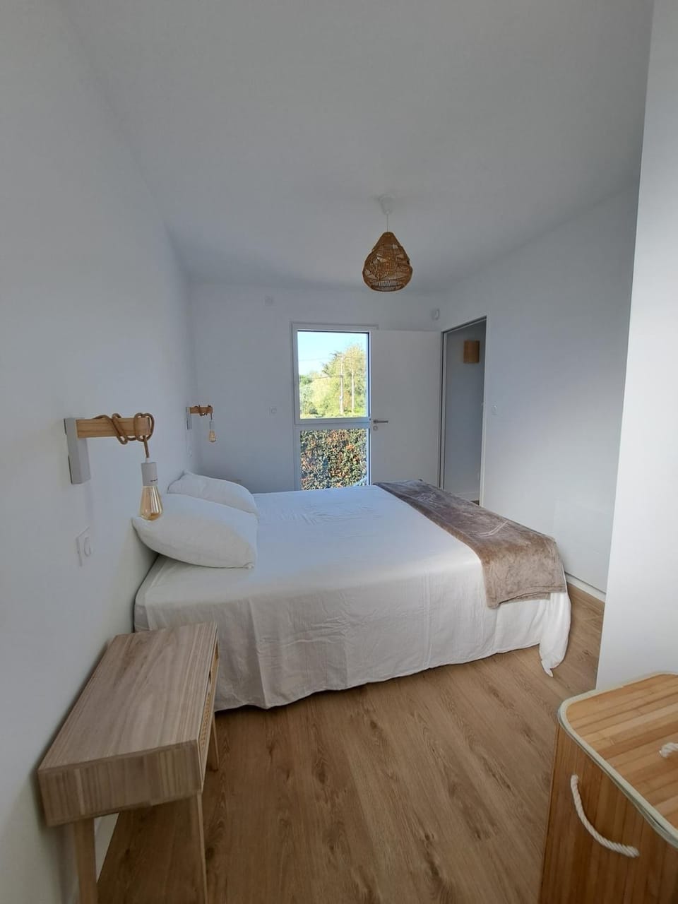 Bed, Photo of the whole room, Bedroom