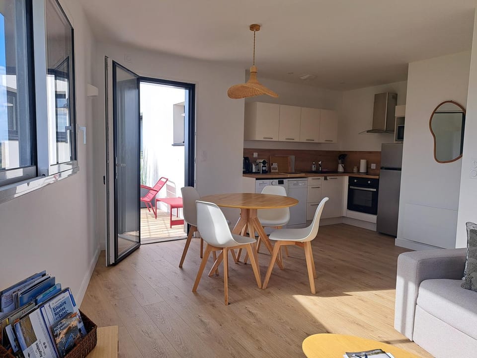 Kitchen or kitchenette, Living room, Seating area, Dining area