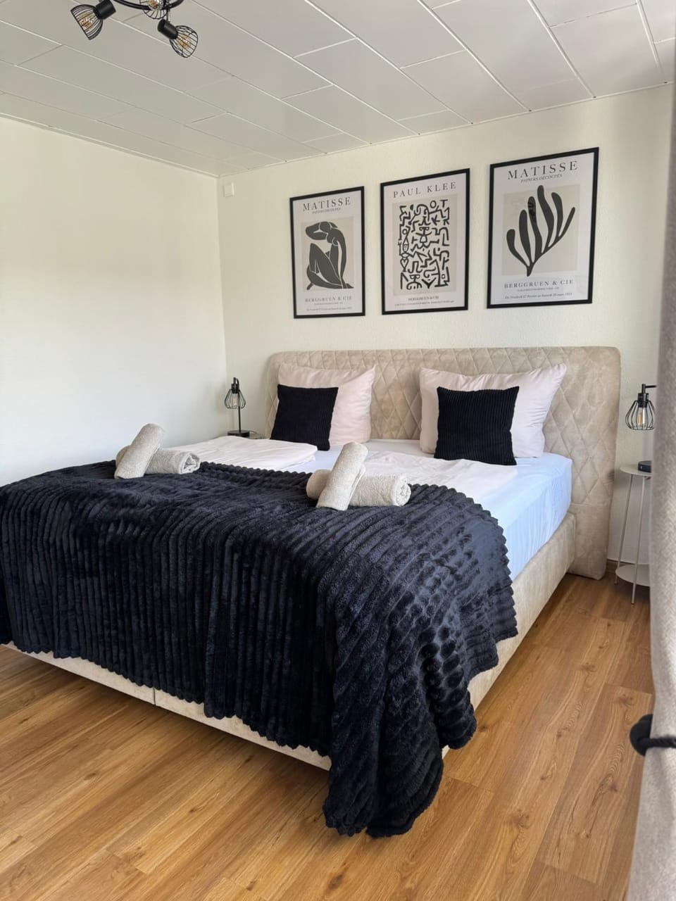 Photo of the whole room, Bedroom