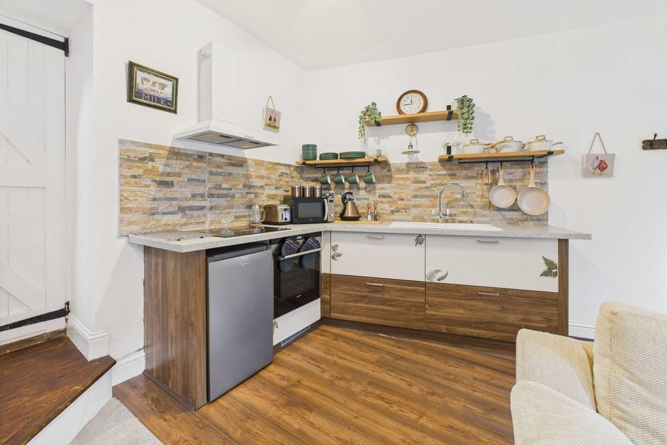 Coffee/tea facilities, Kitchen or kitchenette, oven, stove, toaster