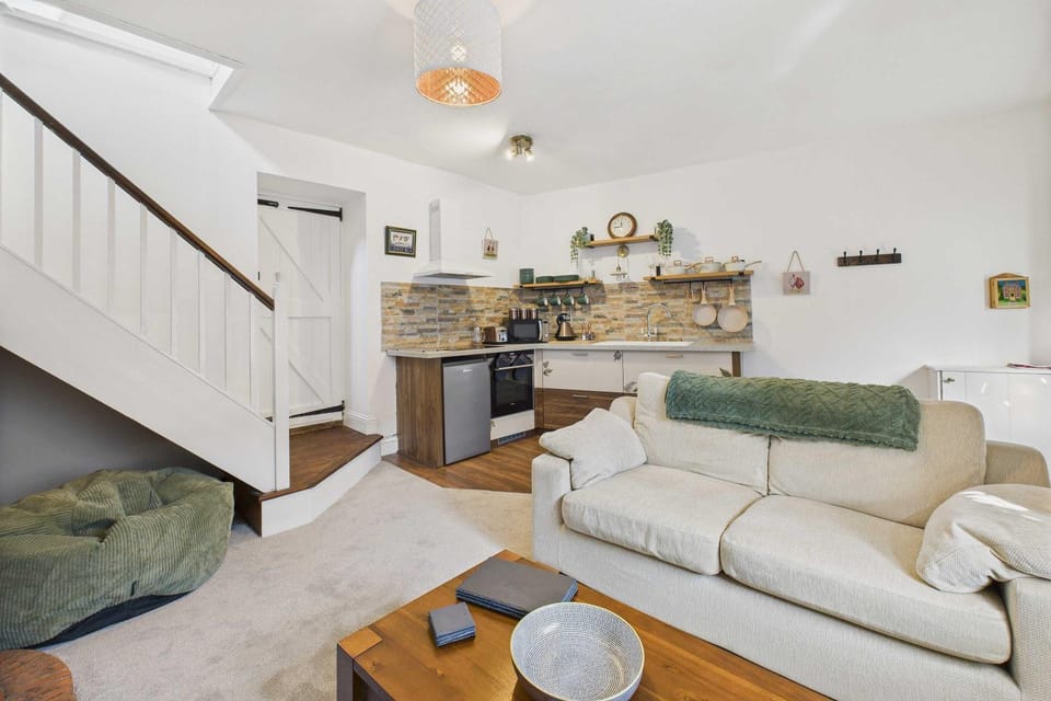 Kitchen or kitchenette, Living room, Seating area, stove