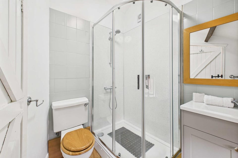 Shower, Toilet, Bathroom, towels