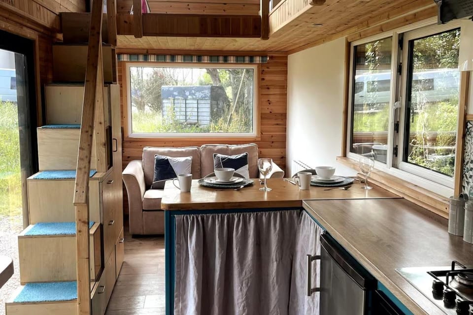 Kitchen or kitchenette, Dining area, stove