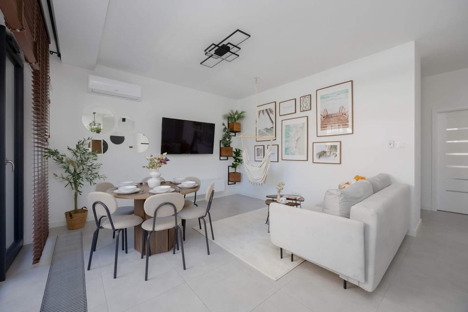 TV and multimedia, Living room, Seating area, Dining area