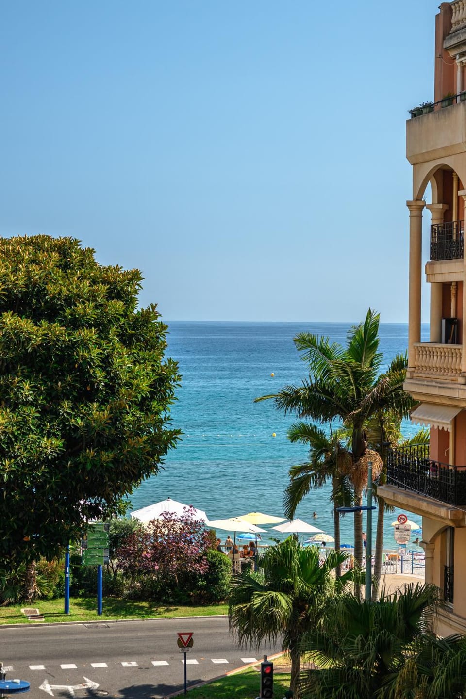 Queen garden III, élégant 2 pièces au coeur du centre ville, vue latérale mer, AC Apartment in Menton