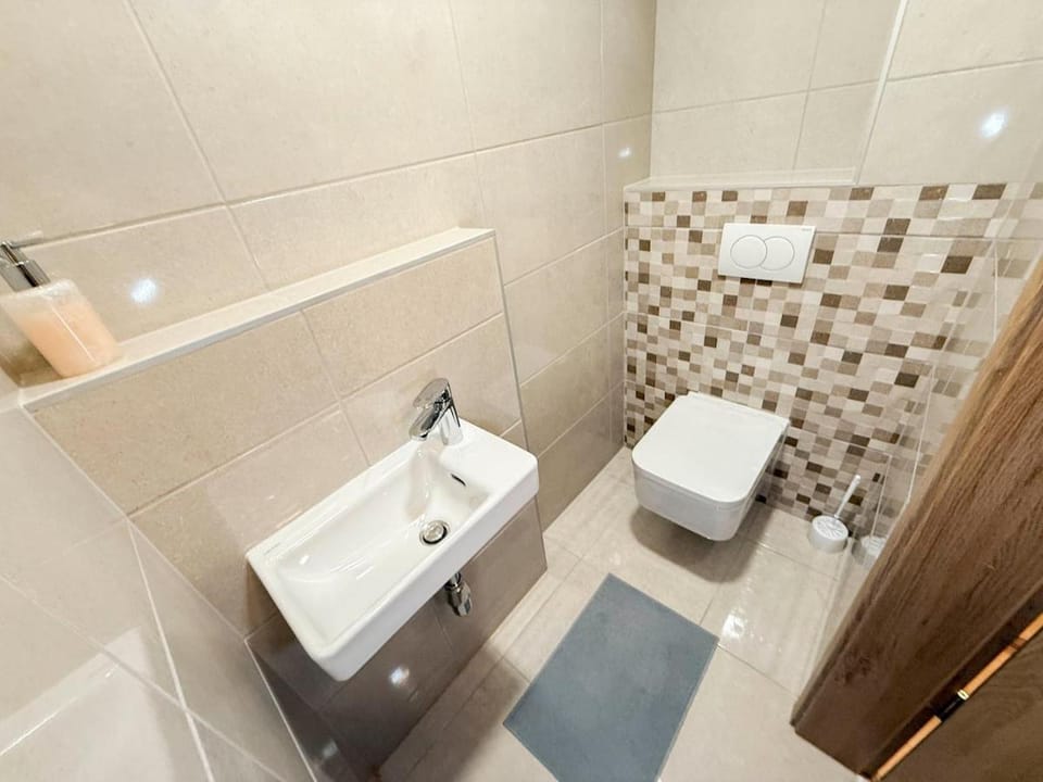 River Danube flat w balcony and FREE guarded parking Apartment in Budapest