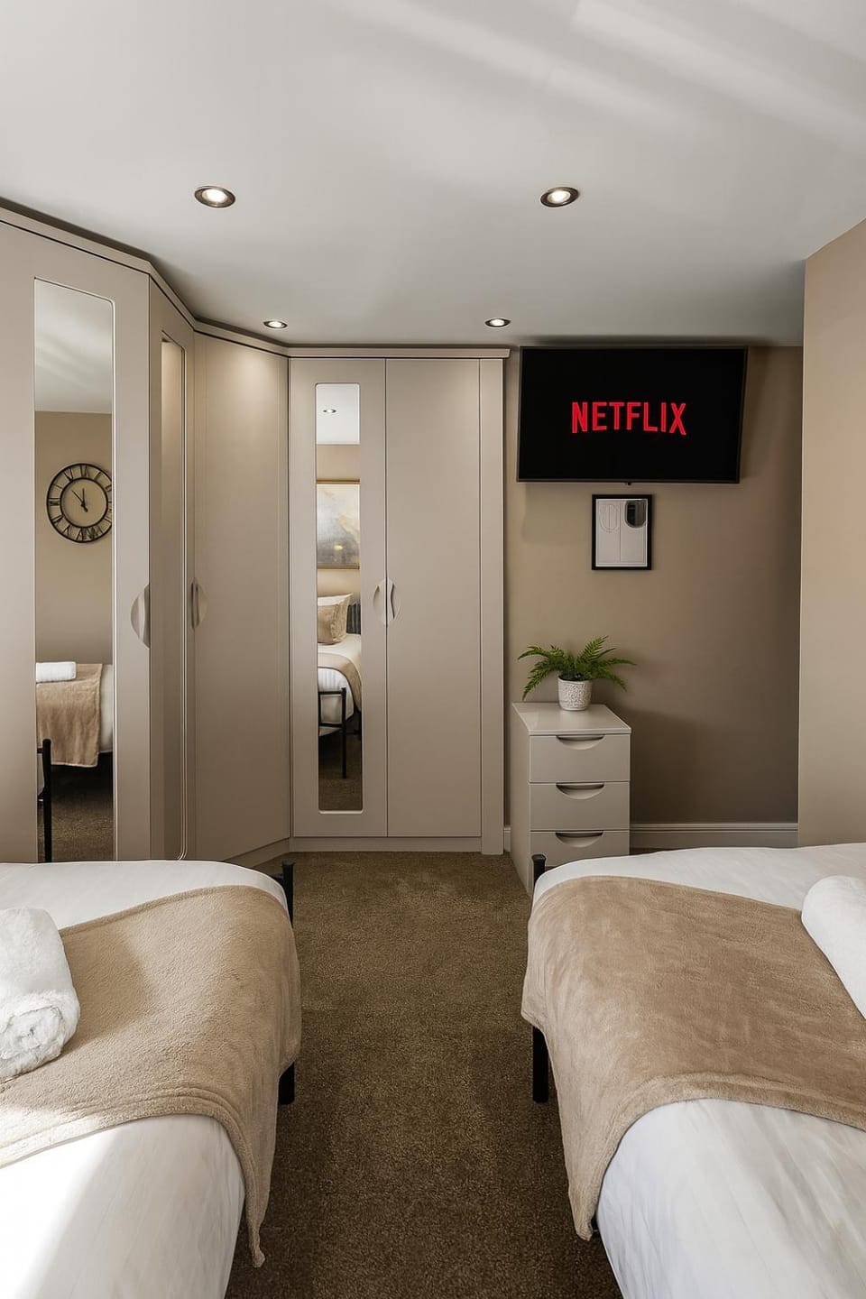 Bed, TV and multimedia, Bedroom, towels