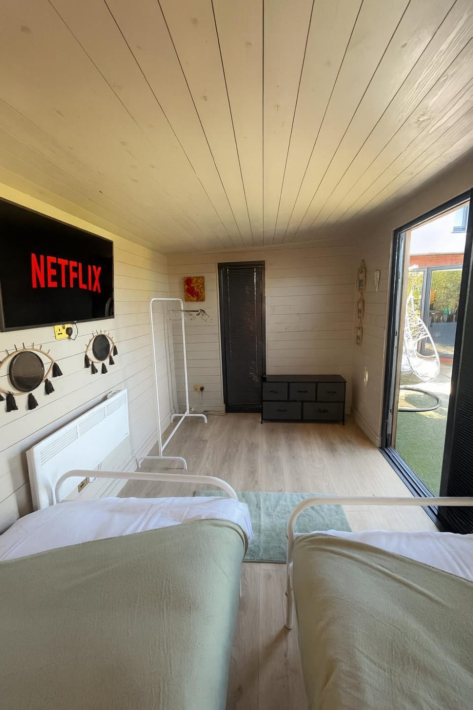 Bed, TV and multimedia, Bedroom