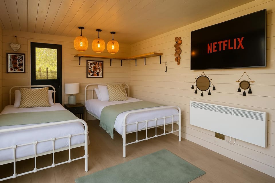 Bed, TV and multimedia, Bedroom, heating