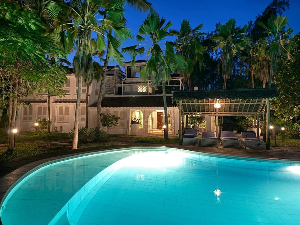 Property building, Patio, Night, Garden, Garden view, Pool view, Swimming pool, sunbed