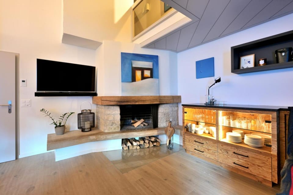 TV and multimedia, Living room, fireplace