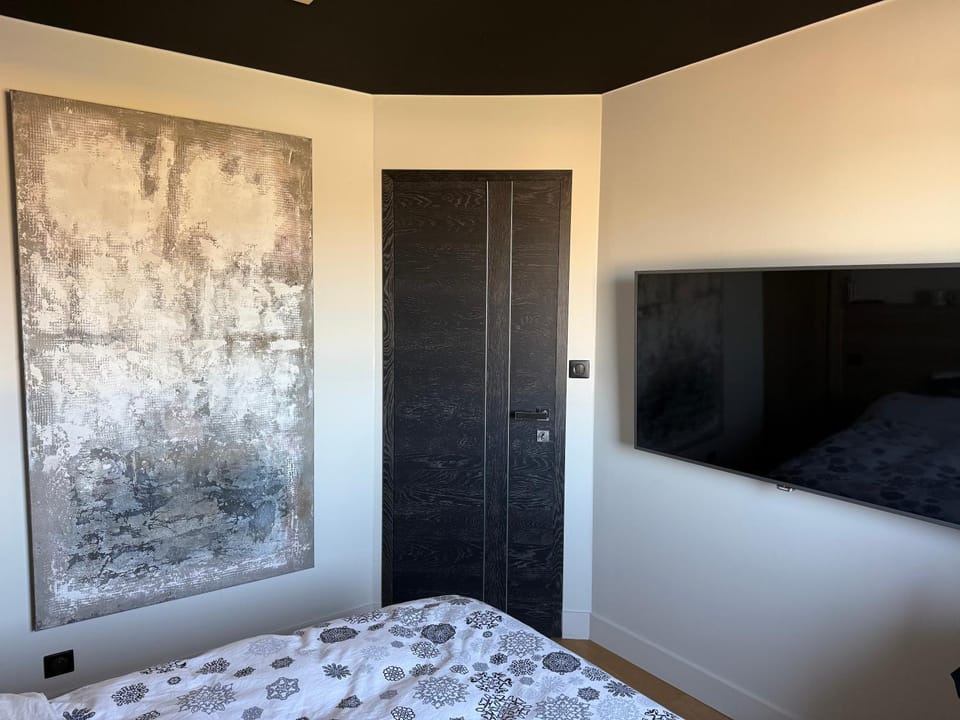 Bed, TV and multimedia, Bedroom