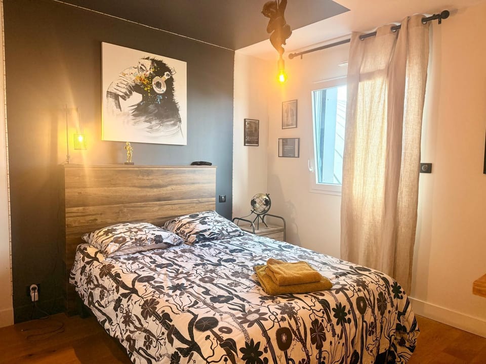 Photo of the whole room, Bedroom, towels