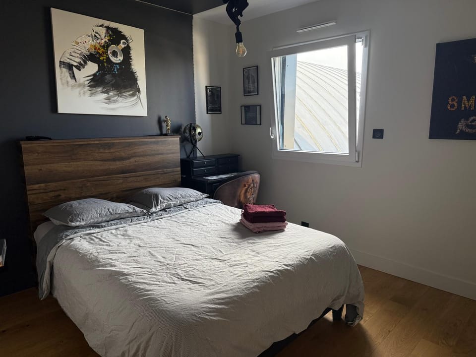 Photo of the whole room, Bedroom