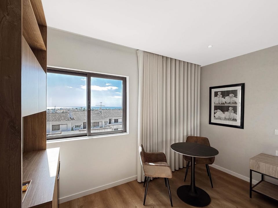 Seating area, City view, Sea view, minibar, air conditioner