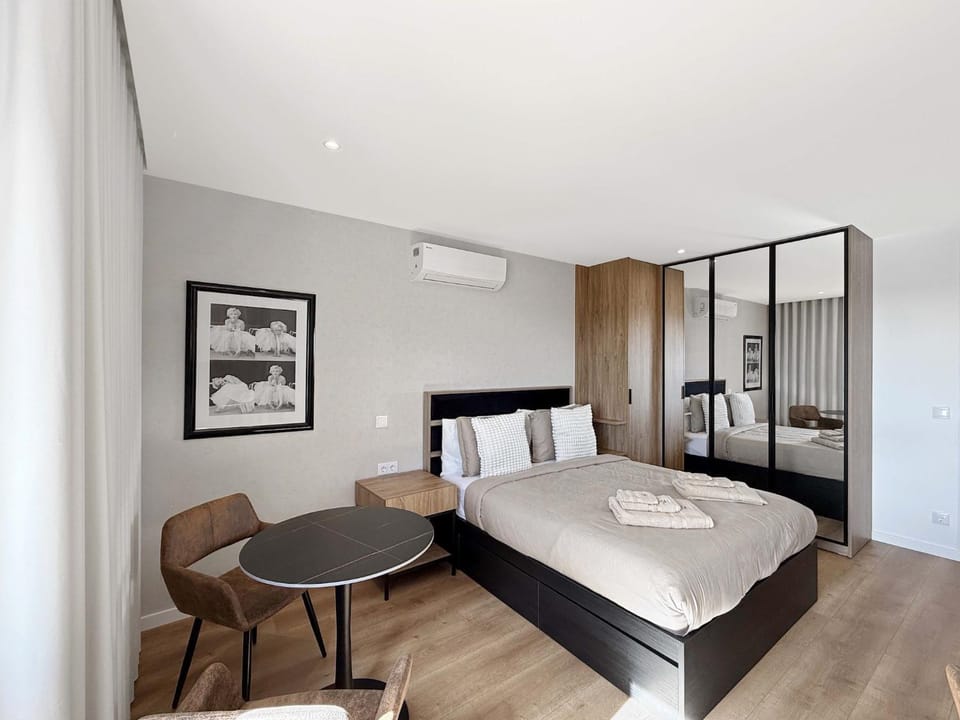 Bed, Photo of the whole room, Seating area, Bedroom, minibar, wardrobe, air conditioner