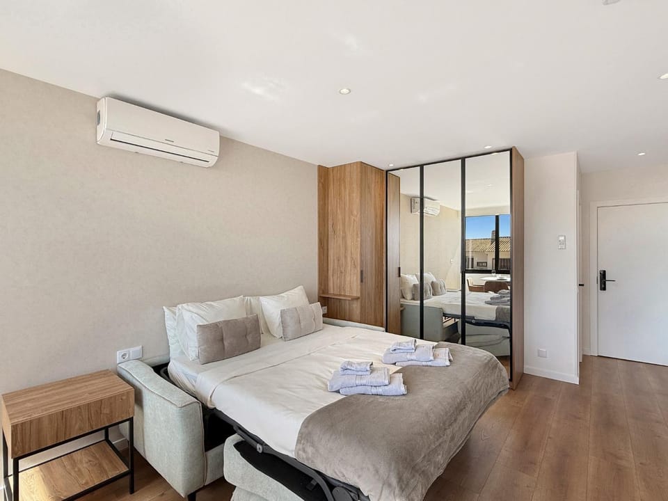 Bed, Living room, Photo of the whole room, Seating area, Bedroom, minibar, towels, wardrobe, air conditioner