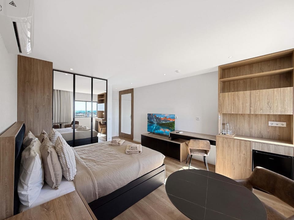 Bed, TV and multimedia, Photo of the whole room, Seating area, Bedroom, minibar, air conditioner