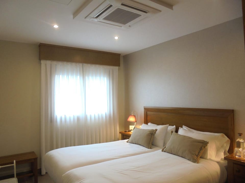 Bed, Bedroom, air conditioner