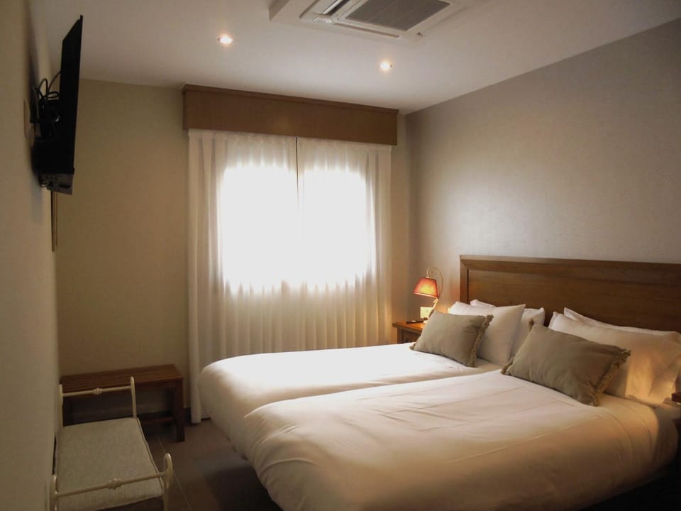 Bed, TV and multimedia, Bedroom