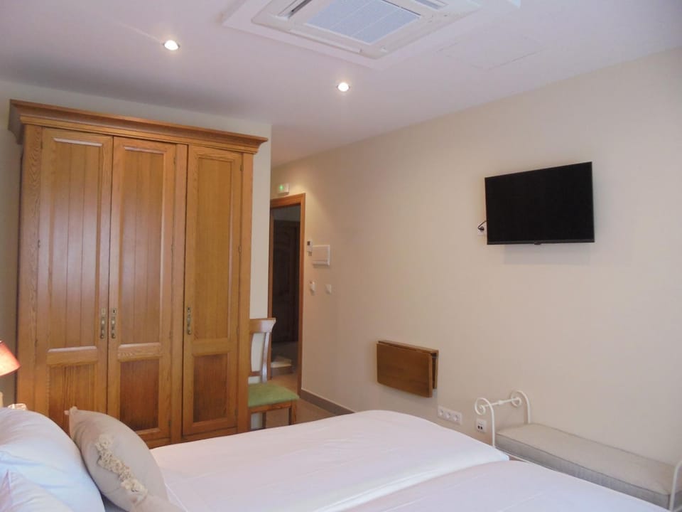 Bed, TV and multimedia, wardrobe