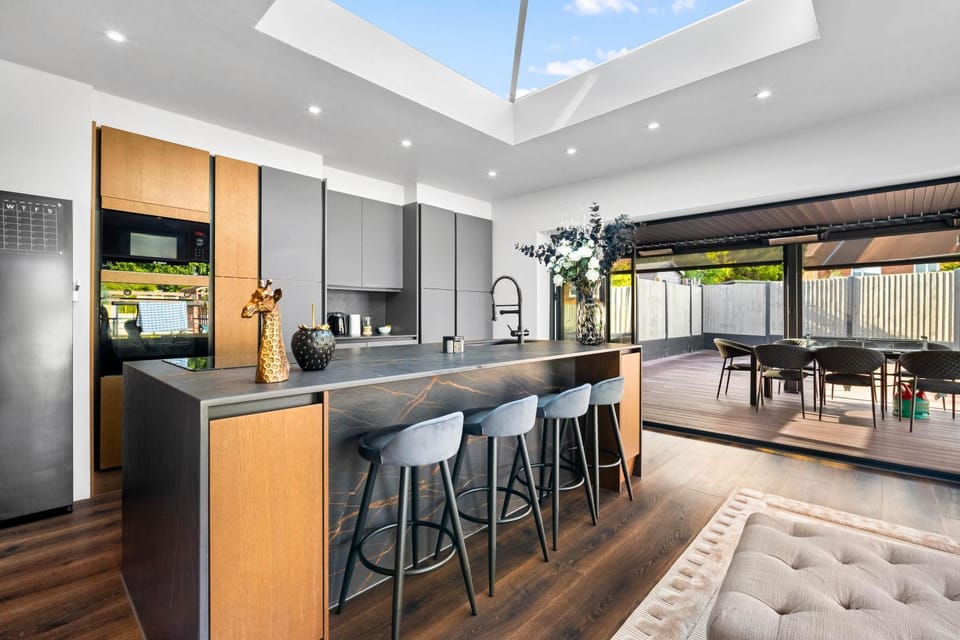 Kitchen or kitchenette, Living room, Seating area, Dining area, oven